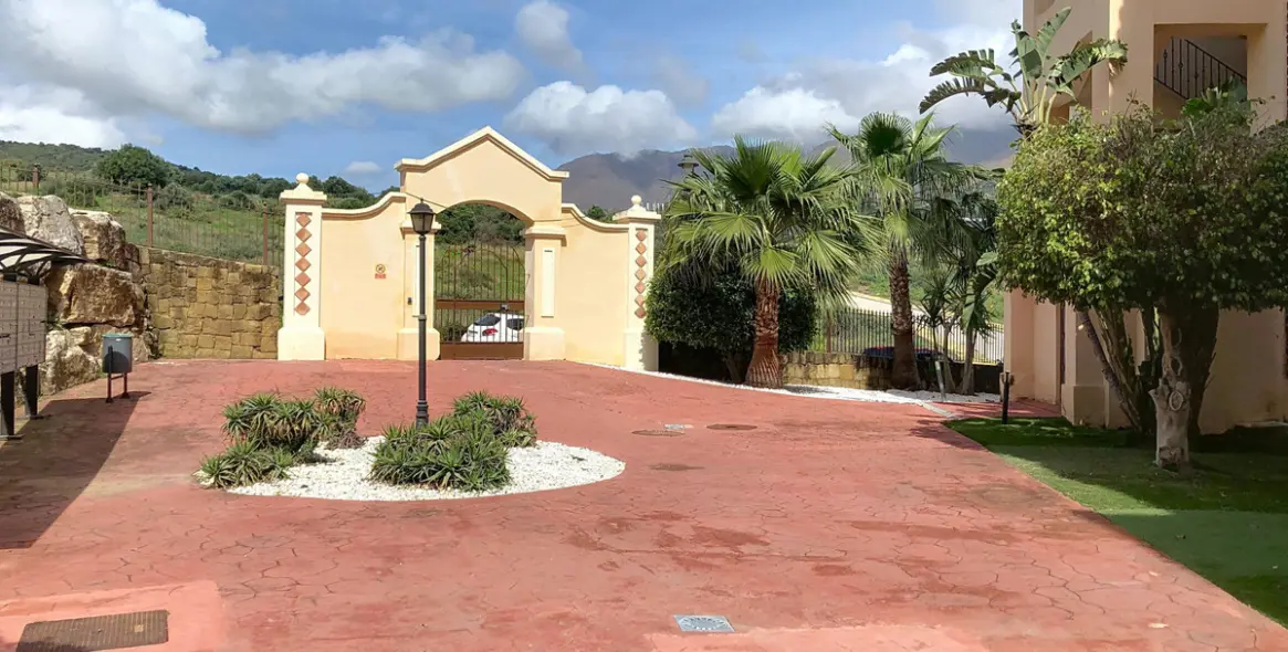 Sale of middle floor apartment in Estepona 51