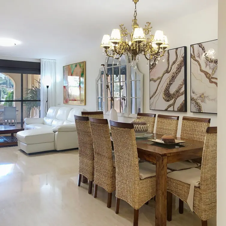 Sale of middle floor apartment in Estepona