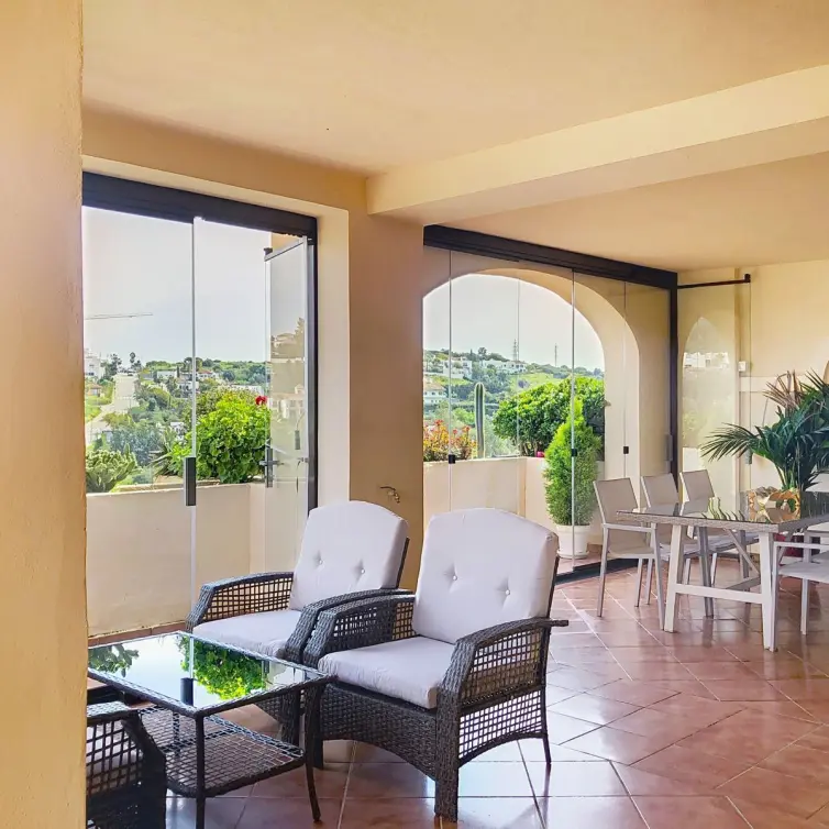 Sale of middle floor apartment in Estepona