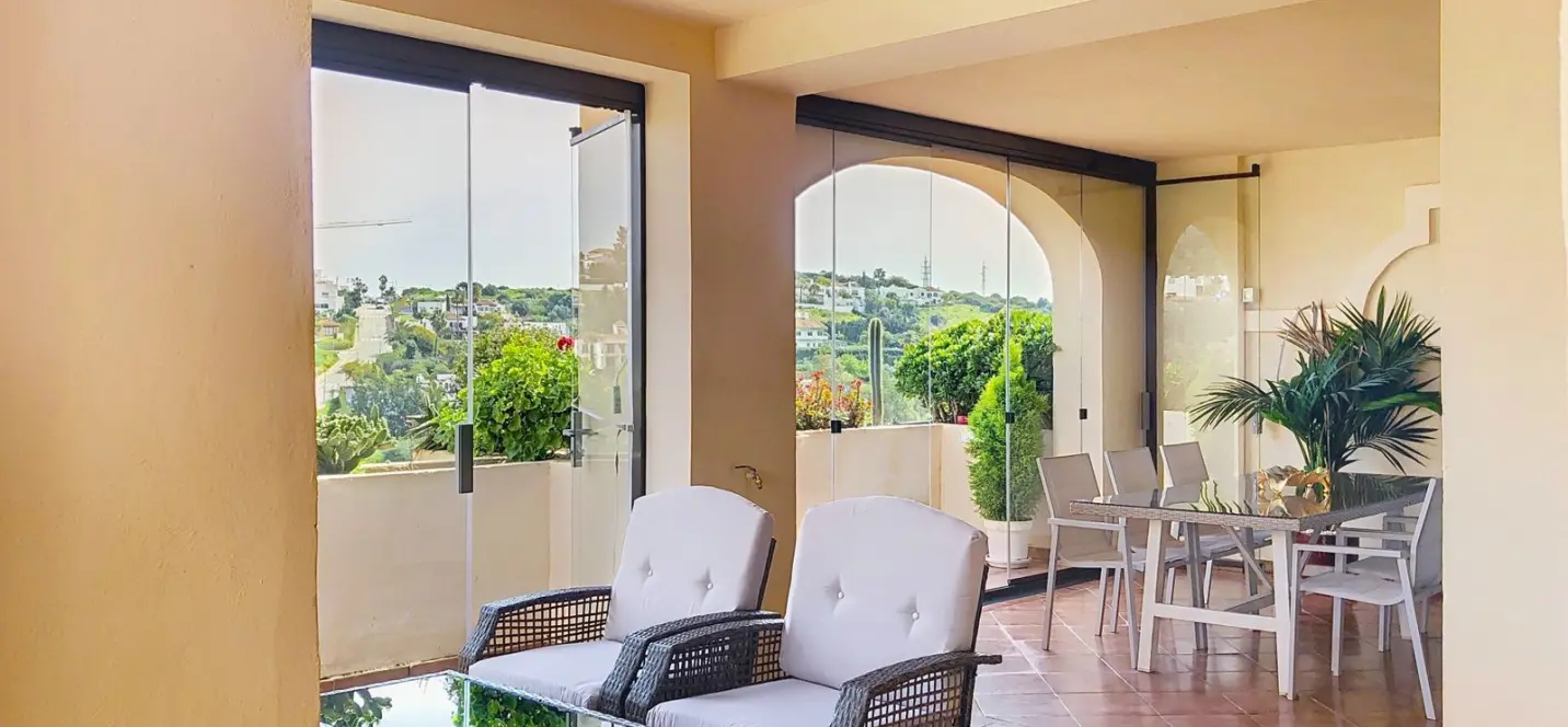 Sale of middle floor apartment in Estepona 1