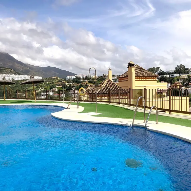 Sale of middle floor apartment in Estepona