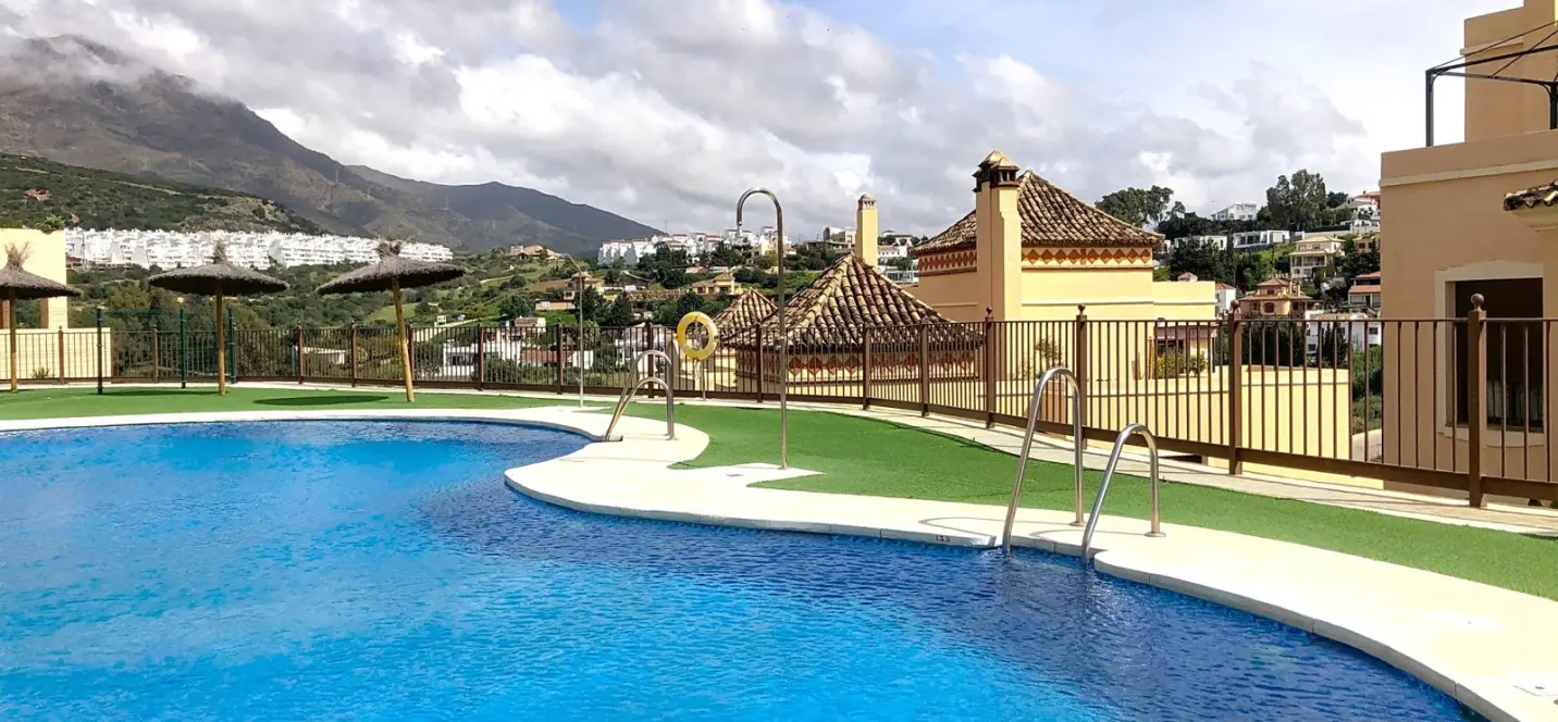 Sale of middle floor apartment in Estepona 2