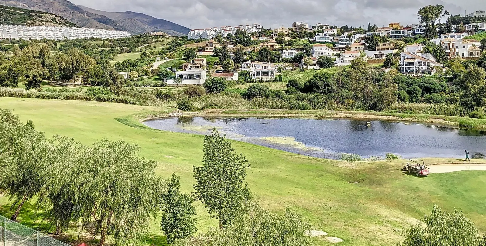 Продажа апартаментов на среднем этаже в Estepona 4