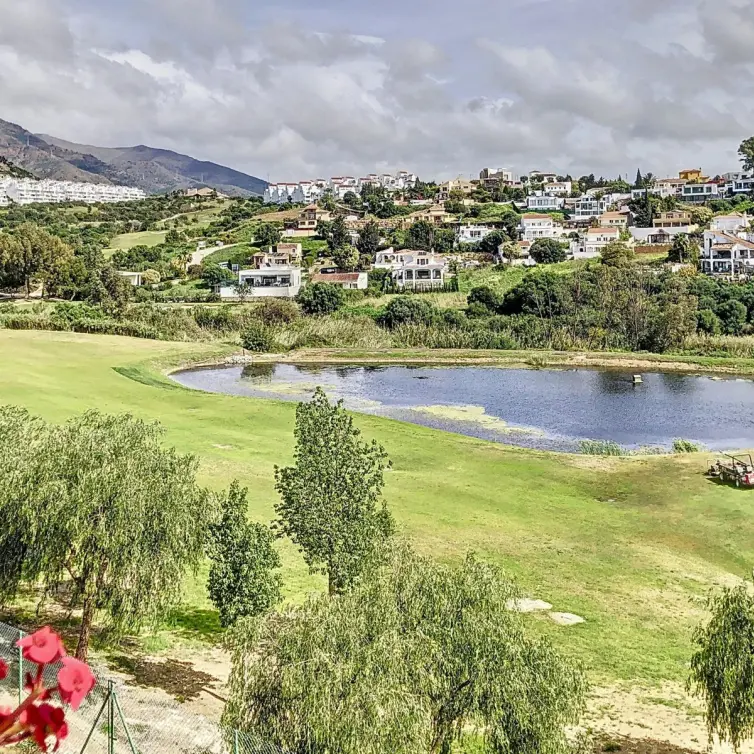 Sale of middle floor apartment in Estepona
