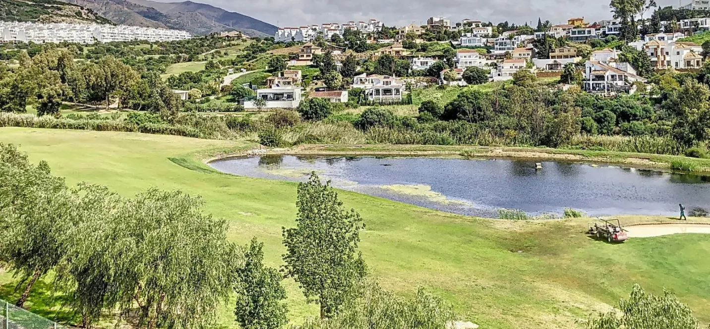 Sale of middle floor apartment in Estepona 3