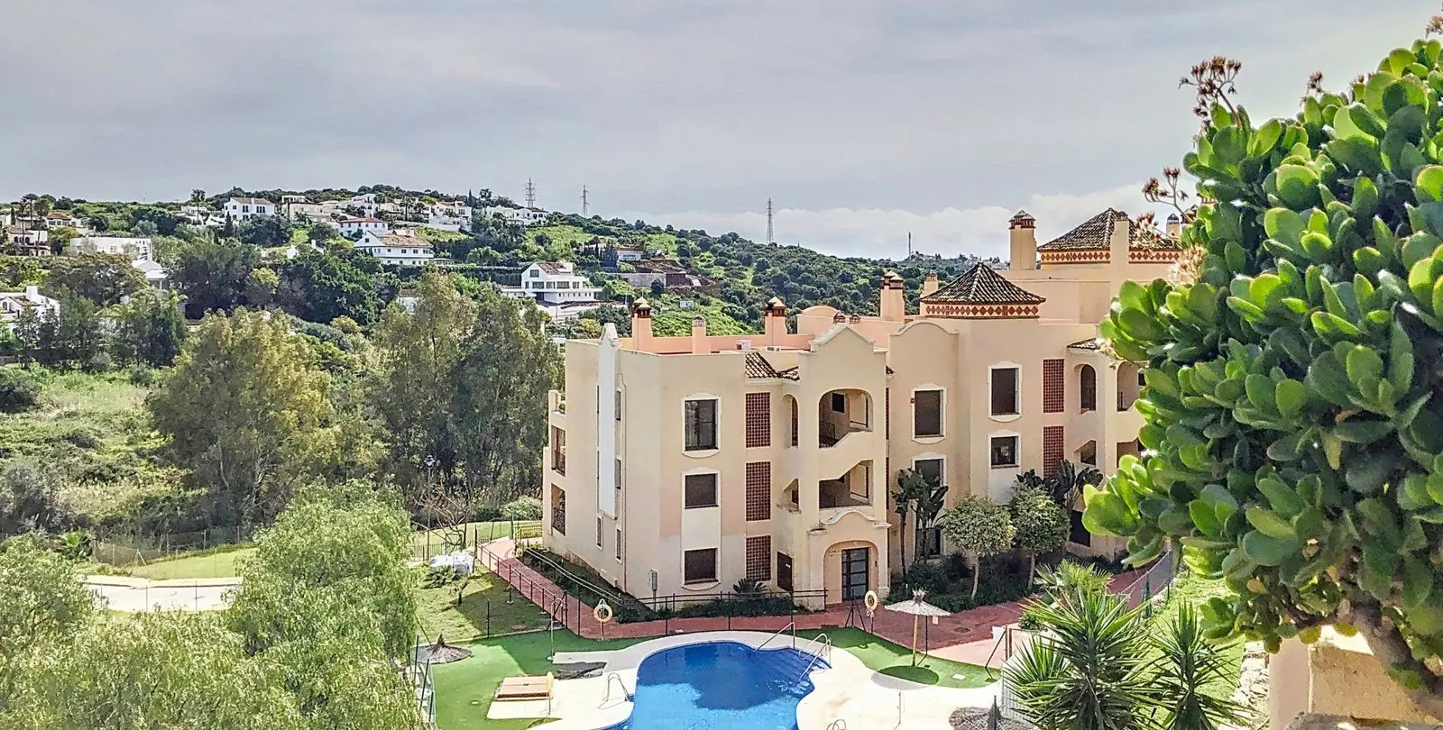 Продажа апартаментов на среднем этаже в Estepona 5