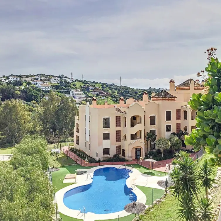Sale of middle floor apartment in Estepona
