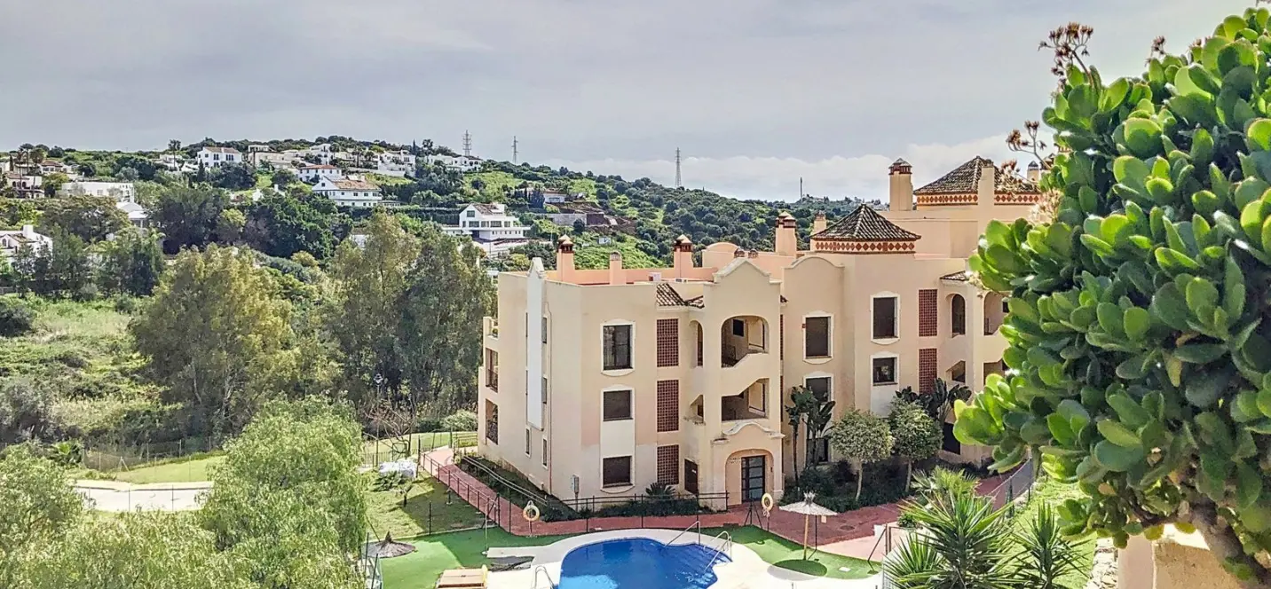 Sale of middle floor apartment in Estepona 4