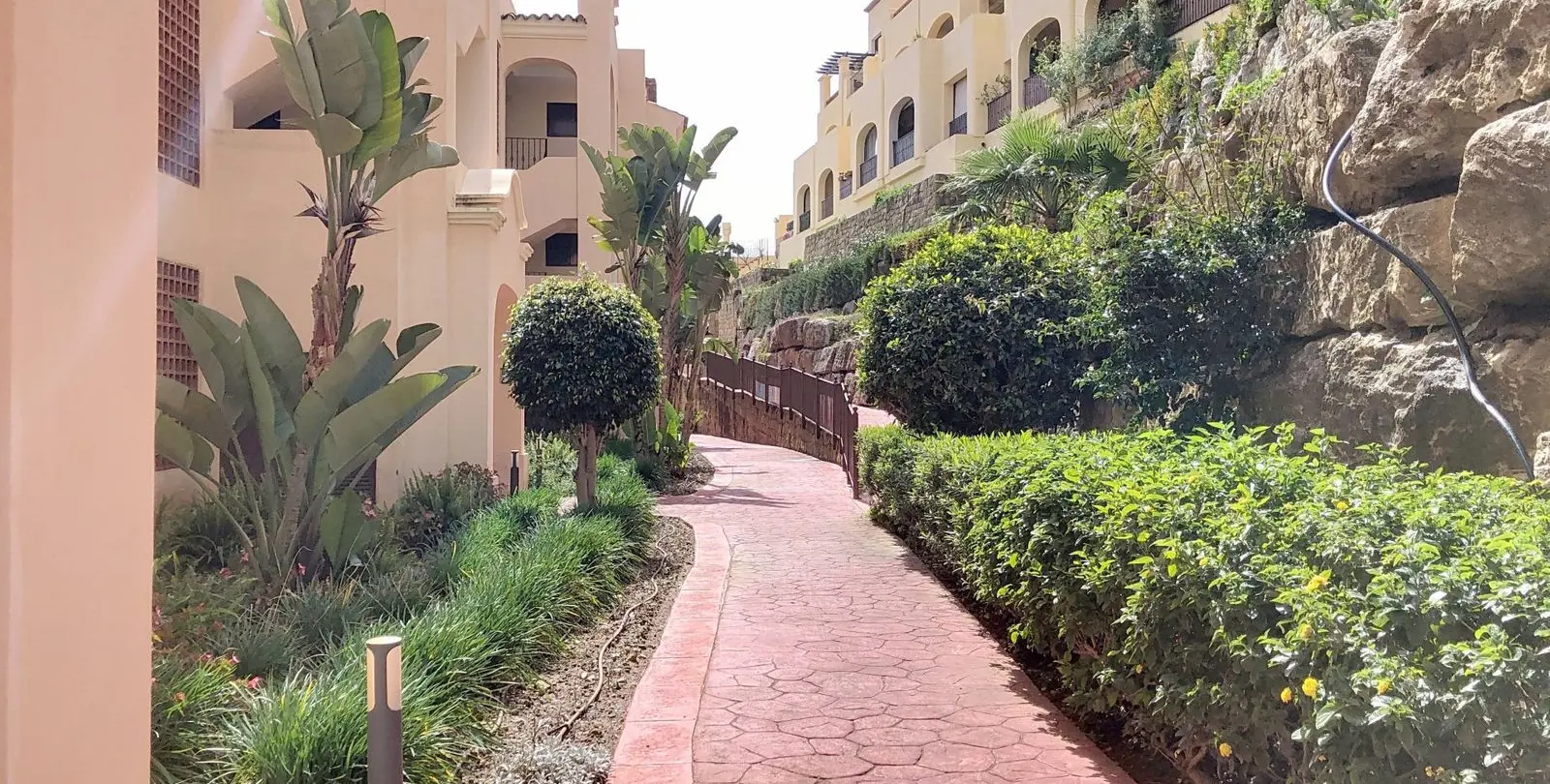 Продажа апартаментов на среднем этаже в Estepona 6