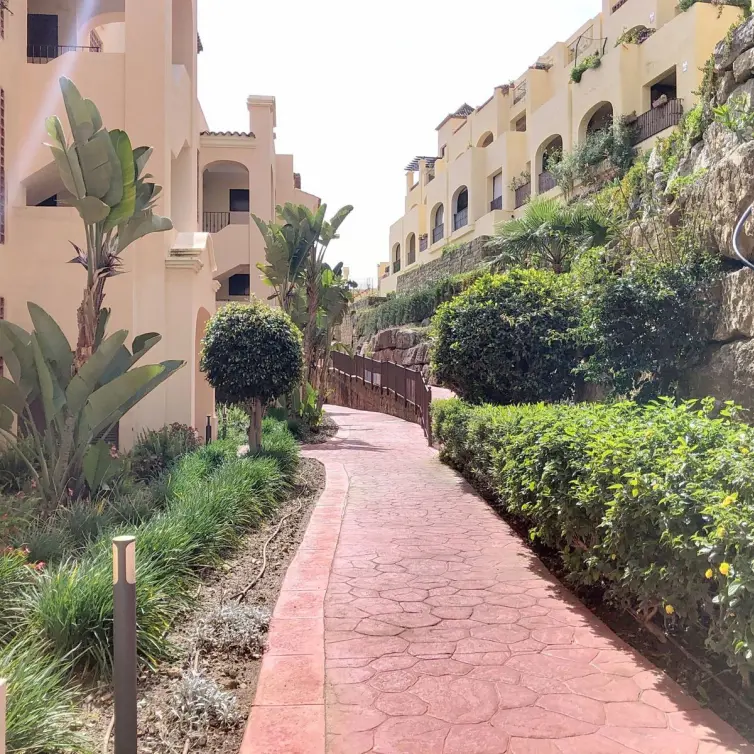 Sale of middle floor apartment in Estepona