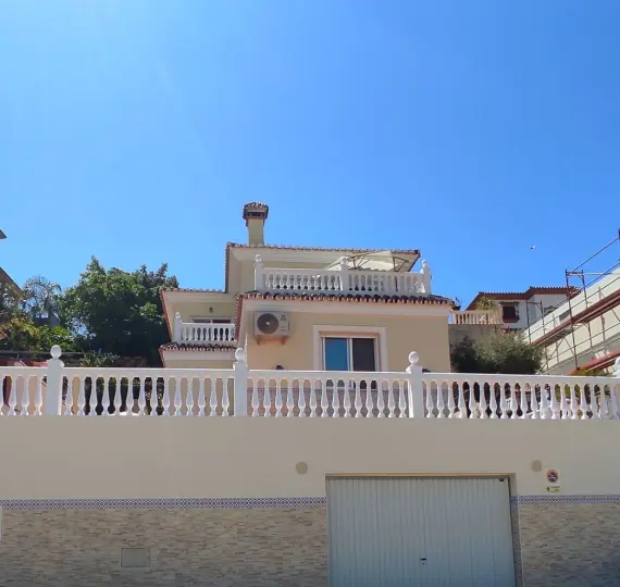 Sale of detached villa in Coín