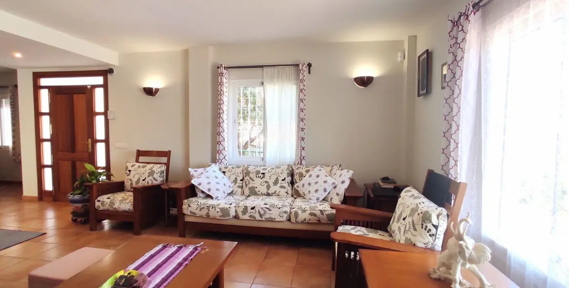 Sale of detached villa in Coín 9