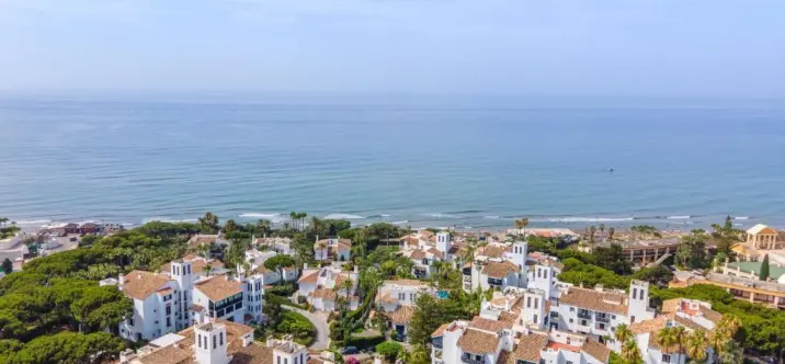 Sale of middle floor apartment in Elviria 1