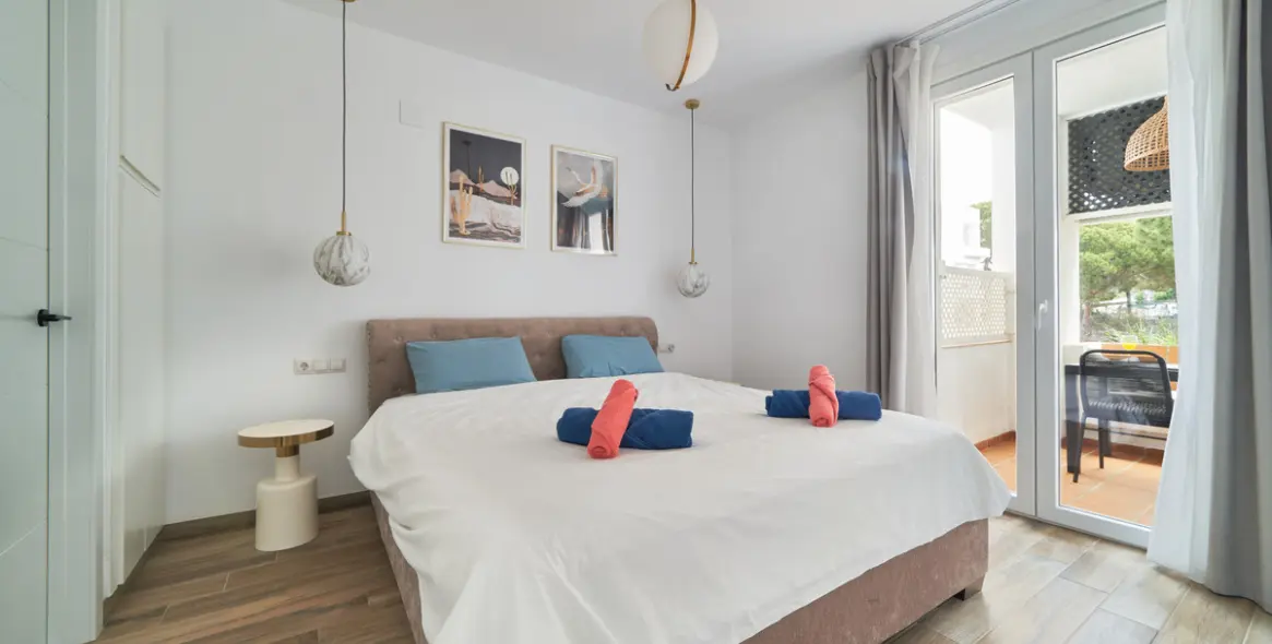 Sale of middle floor apartment in Elviria 25