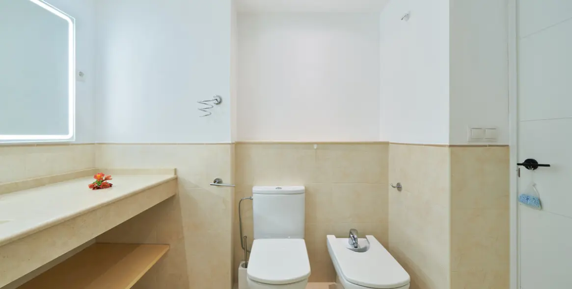 Sale of middle floor apartment in Elviria 27