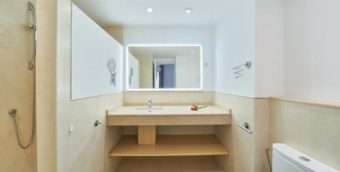 Sale of middle floor apartment in Elviria 30