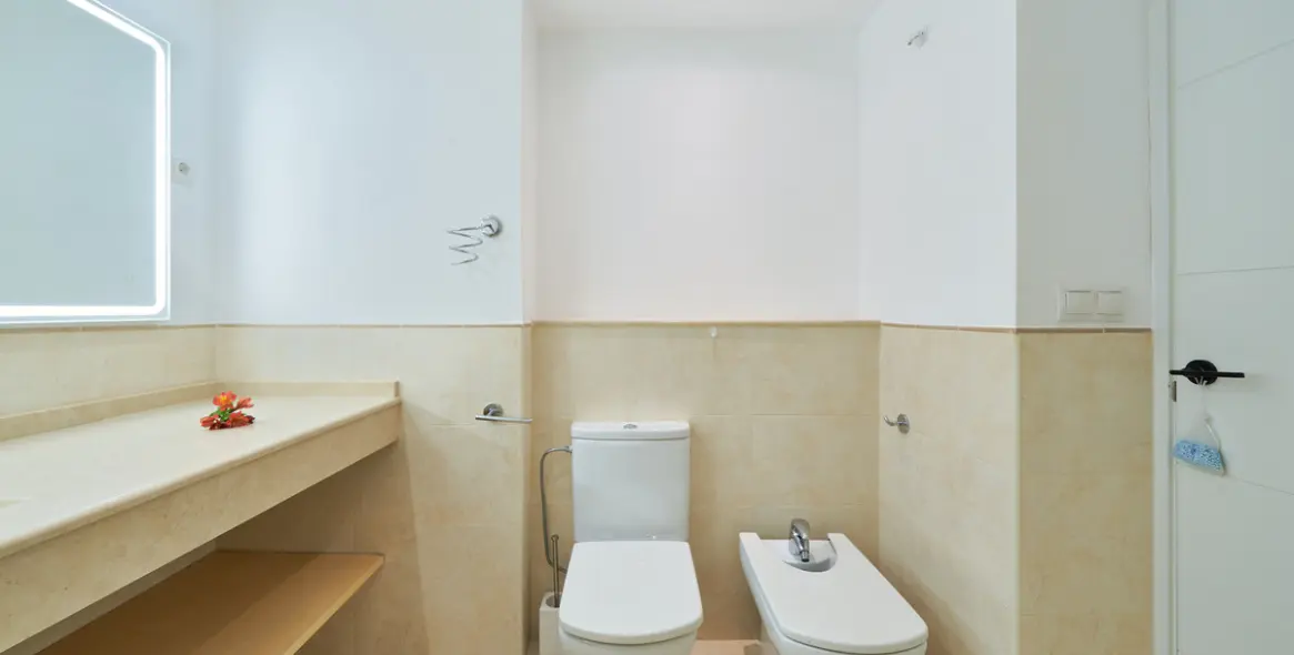 Sale of middle floor apartment in Elviria 31