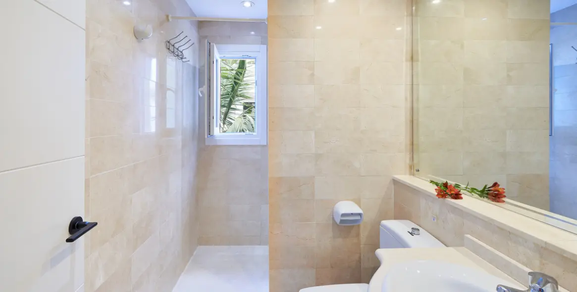 Sale of middle floor apartment in Elviria 32