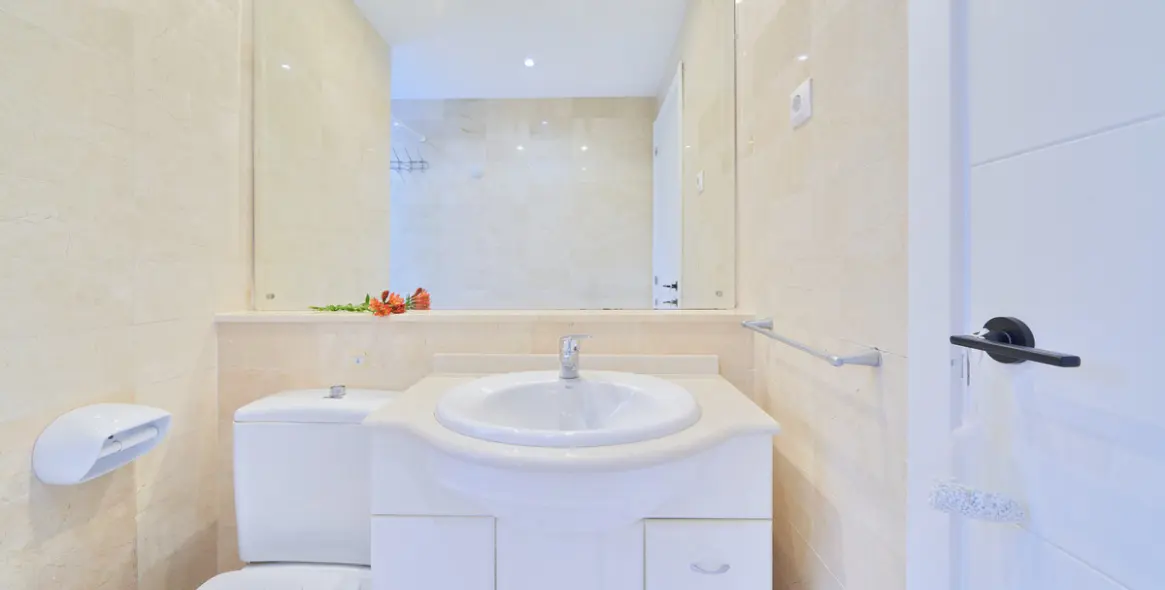 Sale of middle floor apartment in Elviria 33