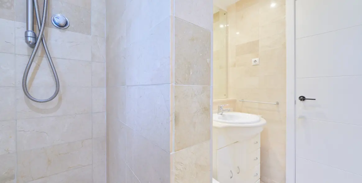 Sale of middle floor apartment in Elviria 34