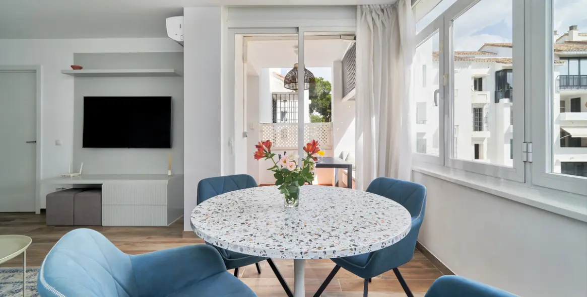 Sale of middle floor apartment in Elviria 39