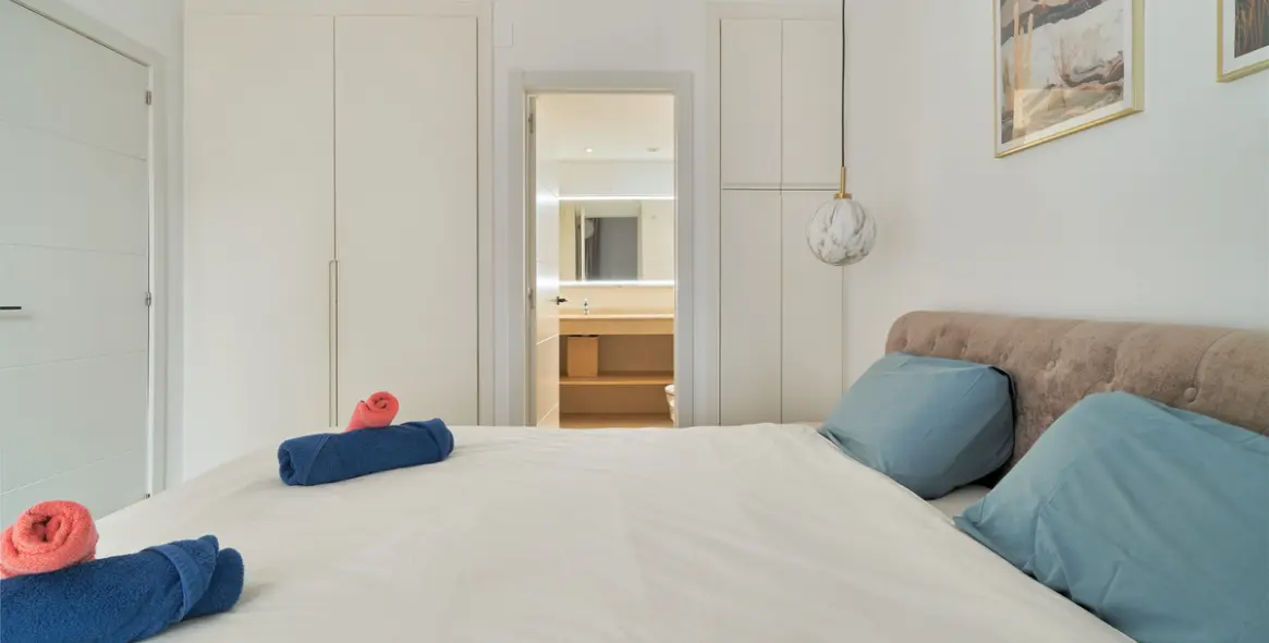 Sale of middle floor apartment in Elviria 52