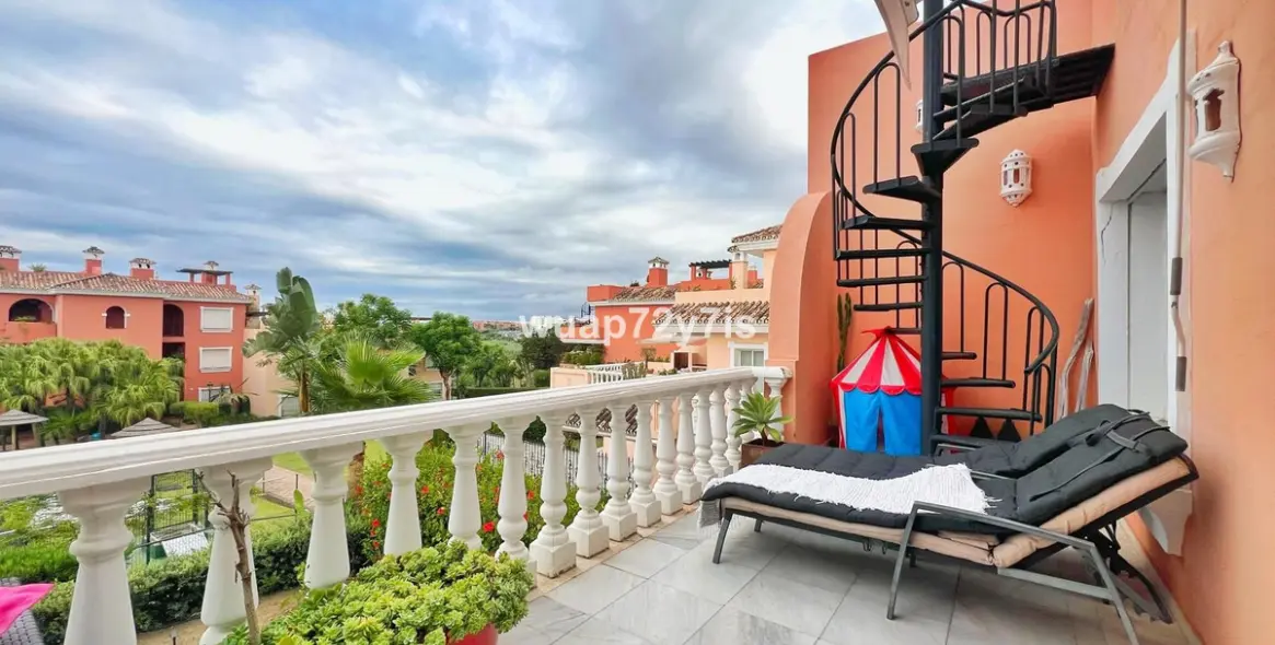 Sale of middle floor apartment in Estepona 13
