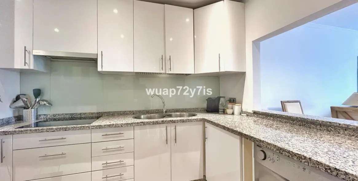 Sale of middle floor apartment in Estepona 15