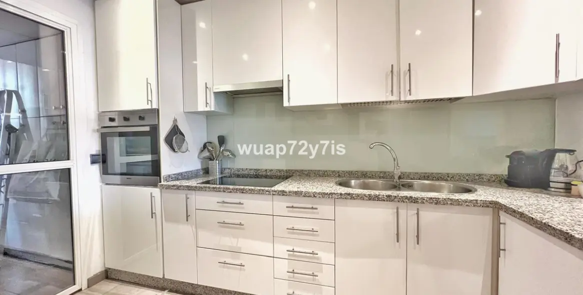 Sale of middle floor apartment in Estepona 17