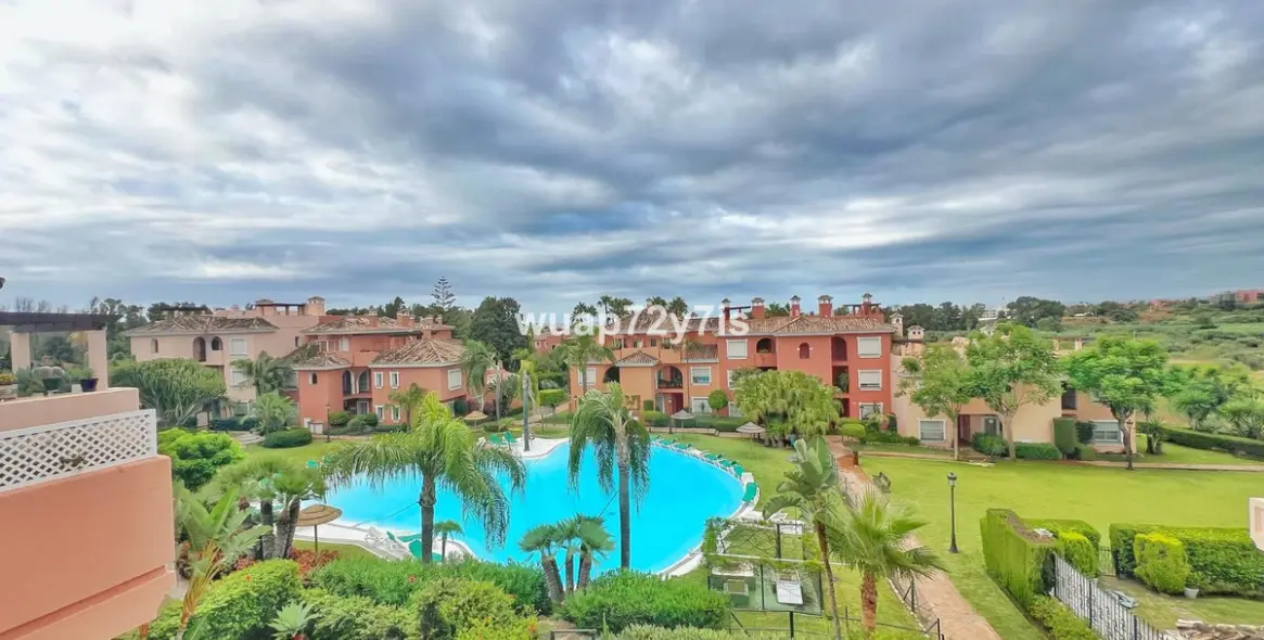 Sale of middle floor apartment in Estepona 18