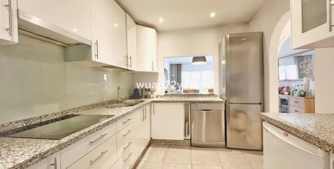 Sale of middle floor apartment in Estepona 19