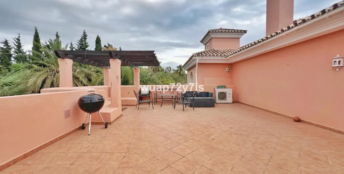 Sale of middle floor apartment in Estepona 21