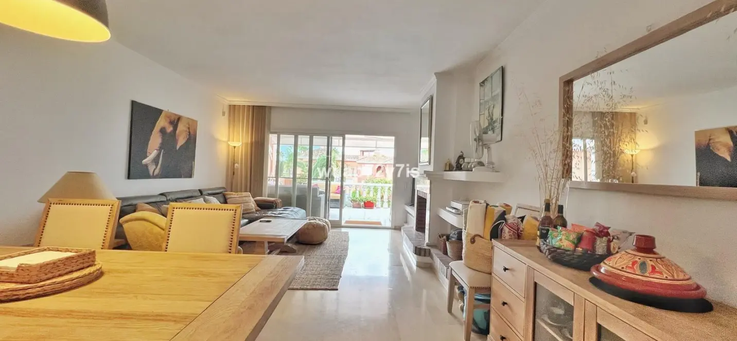 Sale of middle floor apartment in Costalita 4