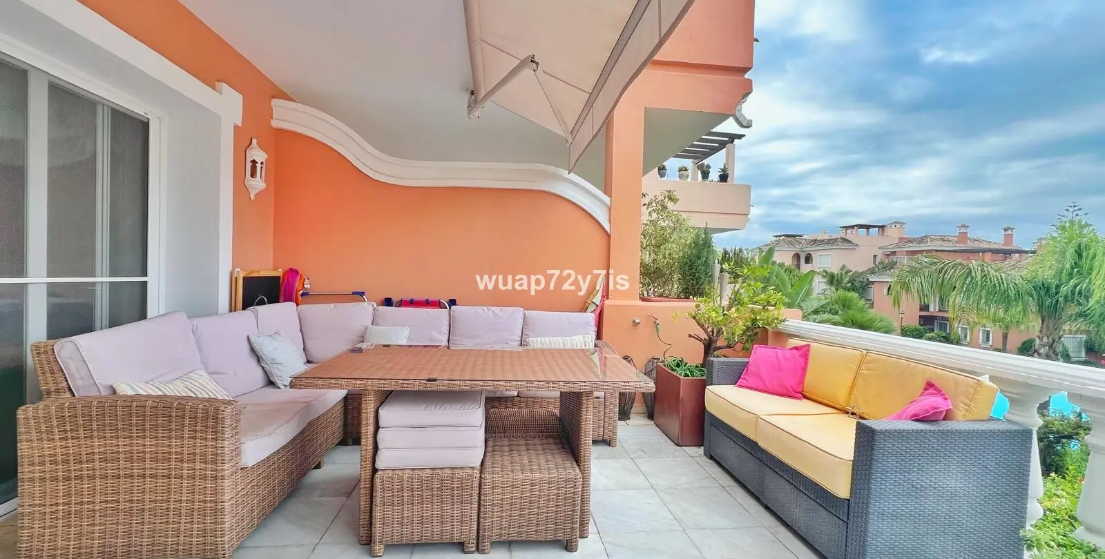Sale of middle floor apartment in Costalita 17