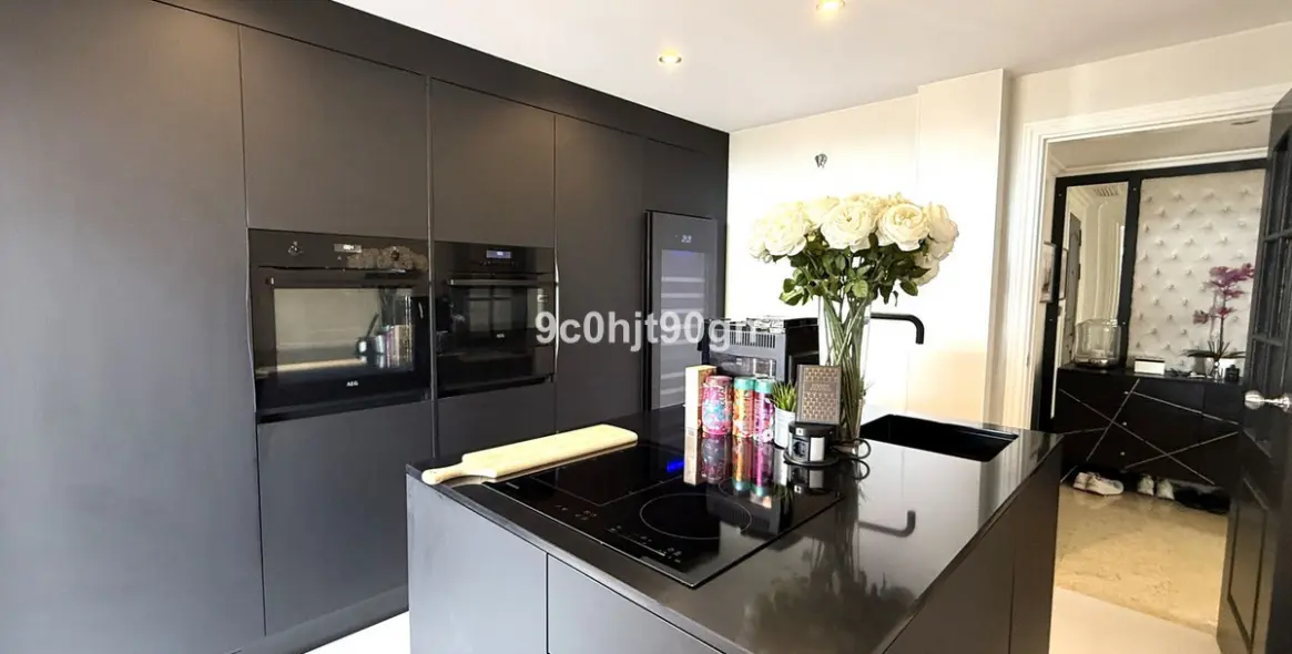 Sale of penthouse duplex in Elviria 10