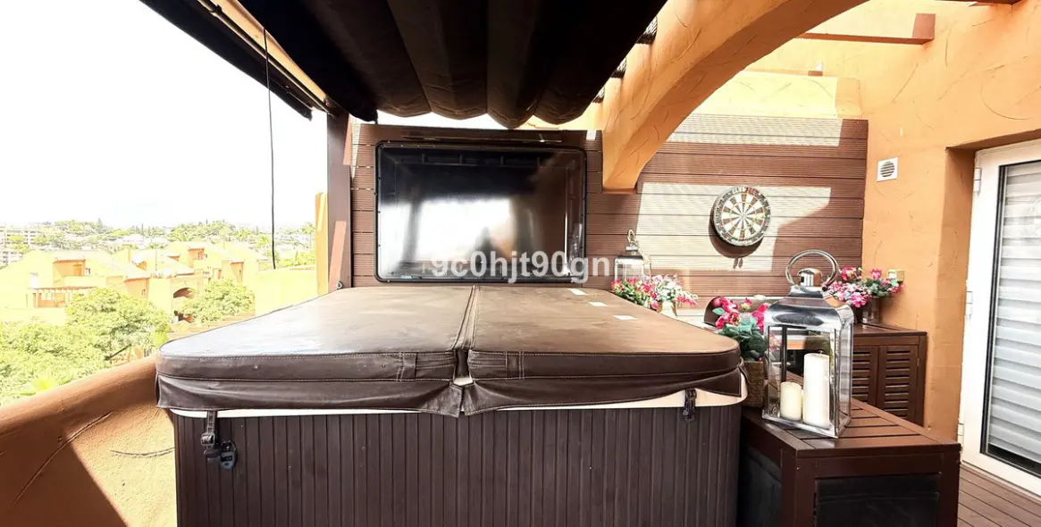 Sale of penthouse duplex in Elviria 19