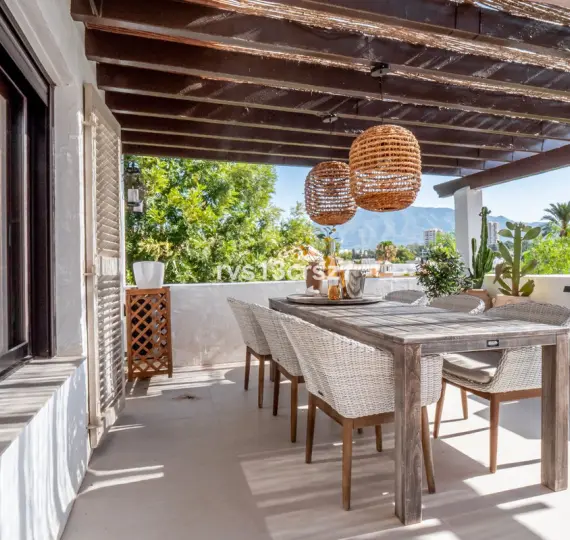 Sale of middle floor apartment in Nueva Andalucía