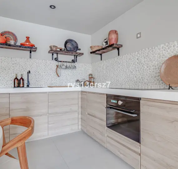 Sale of middle floor apartment in Nueva Andalucía