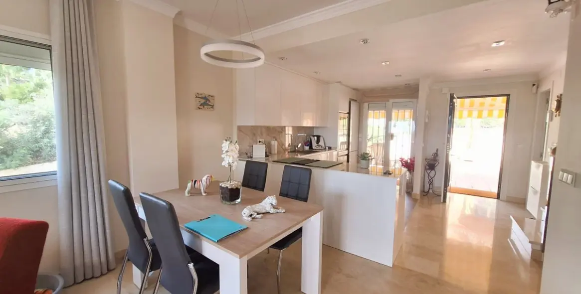 Sale of duplex in Elviria 10
