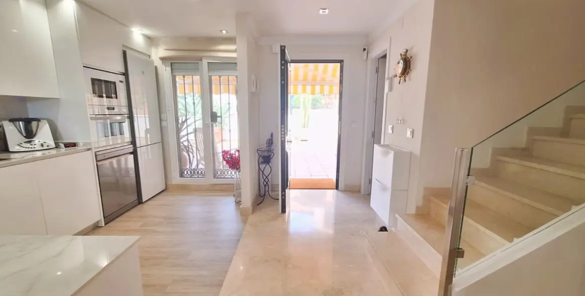 Sale of duplex in Elviria 13