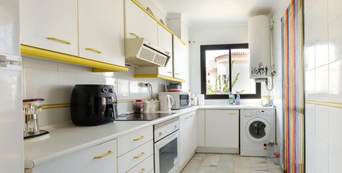 Sale of middle floor apartment in Nerja 10