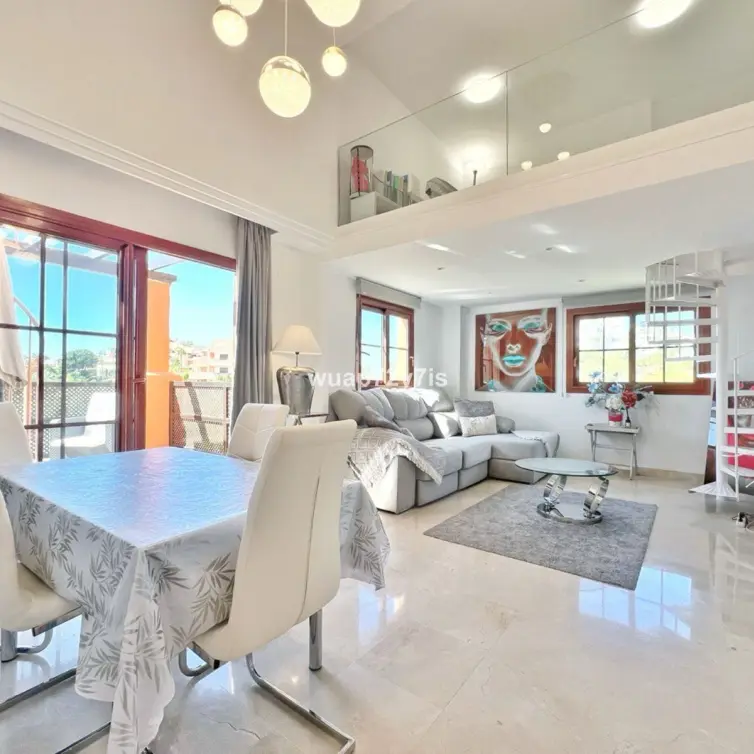 Sale of penthouse in Benahavís