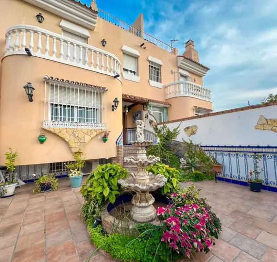 Продажа дома на две семьи в Guadalmar