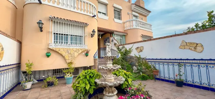 Продажа дома на две семьи в Guadalmar 0