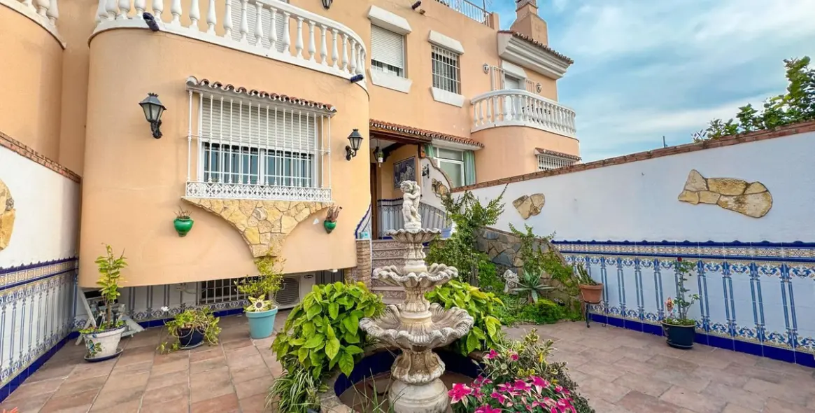 Продажа дома на две семьи в Guadalmar 1