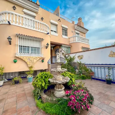 Продажа дома на две семьи в Guadalmar