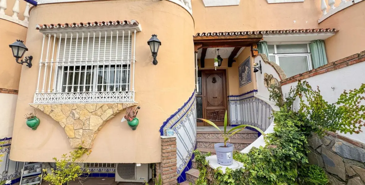 Продажа дома на две семьи в Guadalmar 12