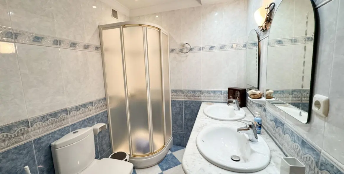 Продажа дома на две семьи в Guadalmar 17