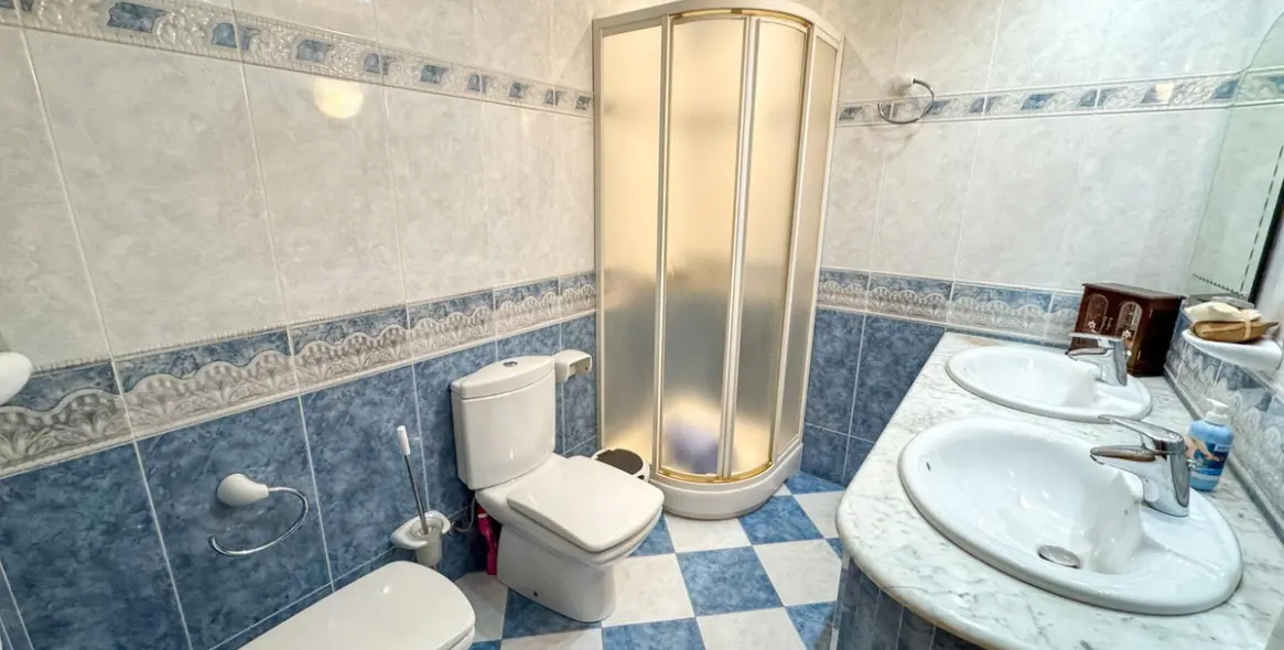 Продажа дома на две семьи в Guadalmar 18