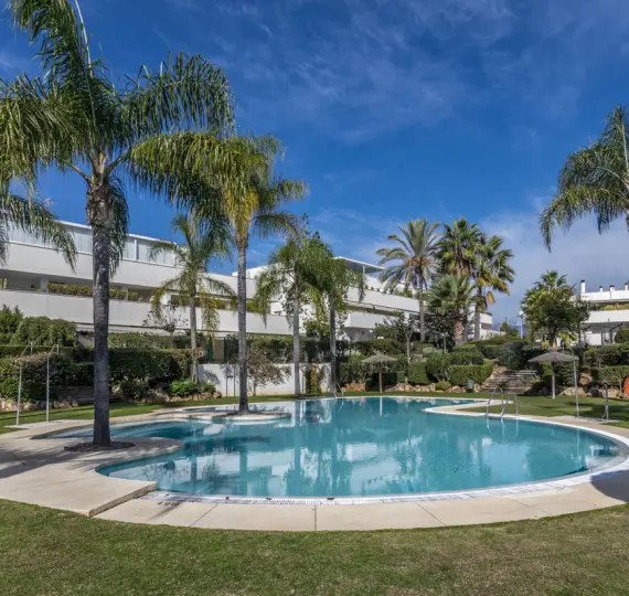 Продажа апартаментов на среднем этаже в Marbella